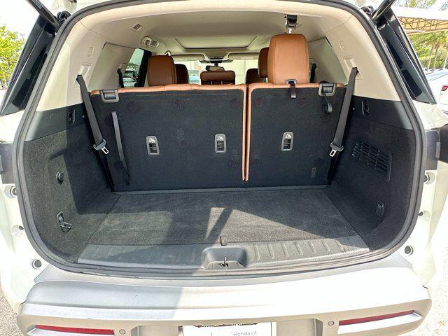 Photo of 2022 Pearl White Tricoat Nissan Pathfinder