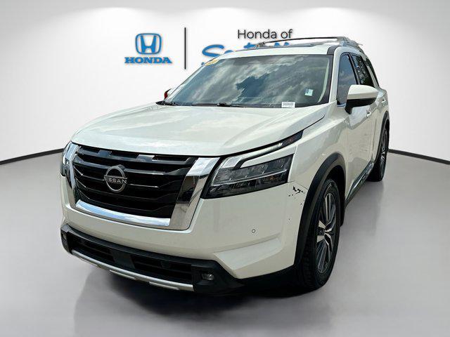 Photo of 2022 Pearl White Tricoat Nissan Pathfinder