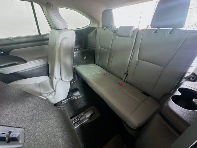 Photo of 2022 Magnetic Gray Metallic Toyota Highlander