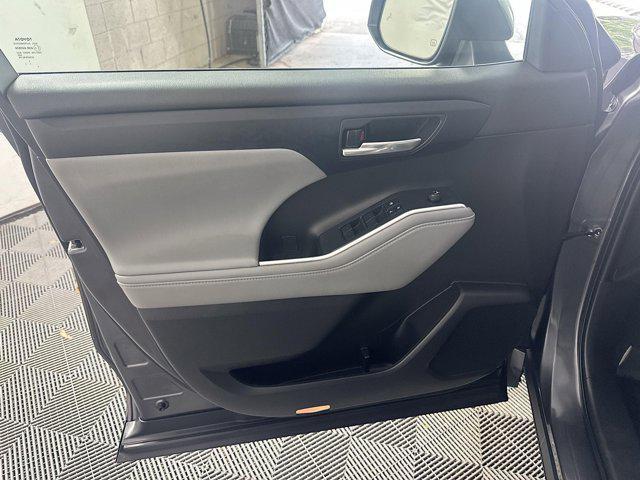 Photo of 2022 Magnetic Gray Metallic Toyota Highlander