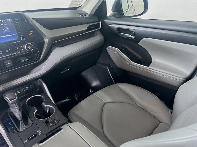 Photo of 2022 Magnetic Gray Metallic Toyota Highlander