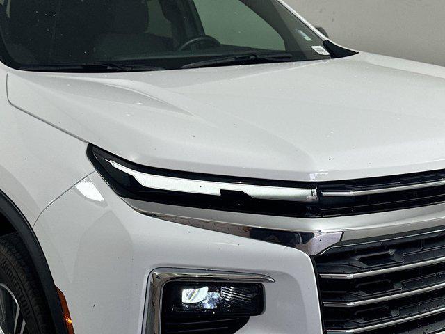 Photo of 2024 Summit White Chevrolet Traverse