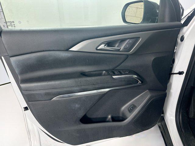 Photo of 2024 Summit White Chevrolet Traverse