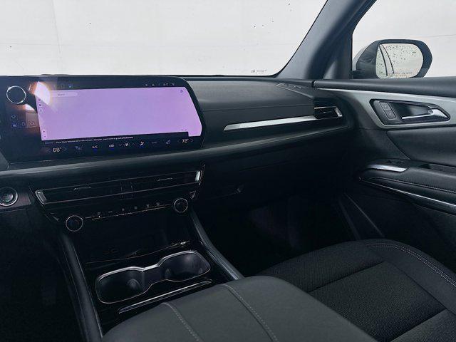 Photo of 2024 Summit White Chevrolet Traverse