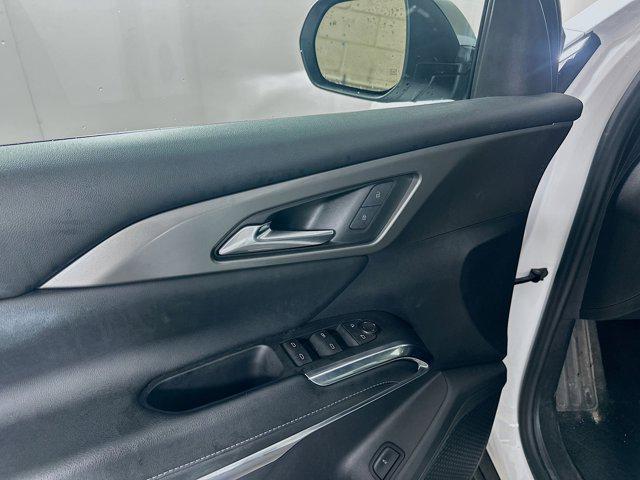 Photo of 2024 Summit White Chevrolet Traverse