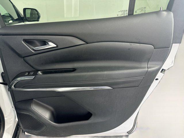 Photo of 2024 Summit White Chevrolet Traverse