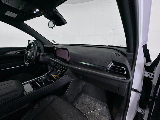 Photo of 2024 Summit White Chevrolet Traverse