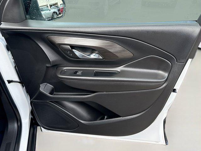 Photo of 2023 Summit White GMC Terrain