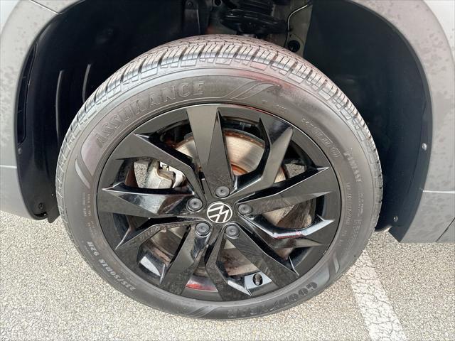 Photo of 2022 Platinum Gray Metallic Volkswagen Taos