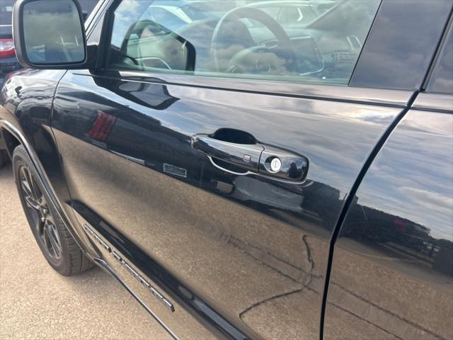 Photo of 2020 Diamond Black Crystal Pearlcoat Jeep Grand Cherokee
