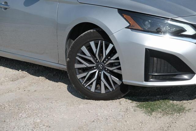 Photo of 2023 Brilliant Silver Metallic Nissan Altima