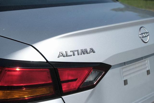 Photo of 2023 Brilliant Silver Metallic Nissan Altima