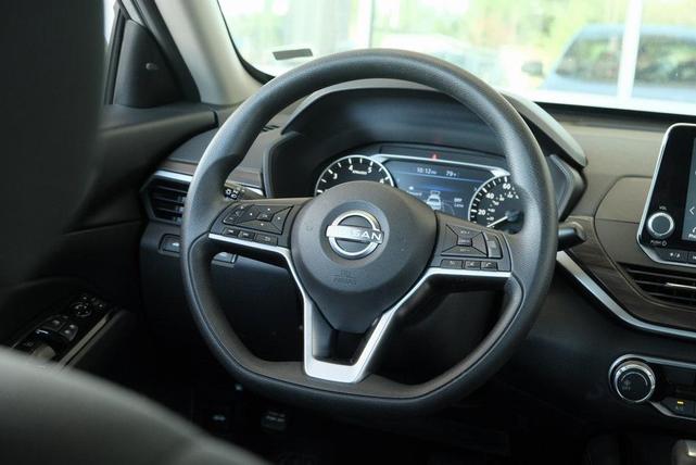 Photo of 2023 Brilliant Silver Metallic Nissan Altima