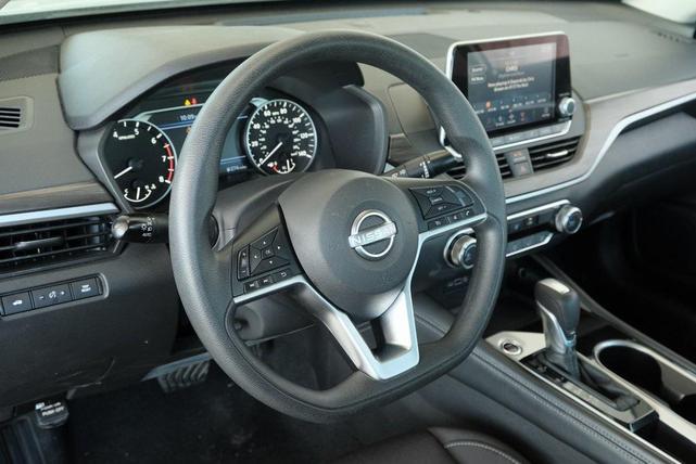 Photo of 2023 Brilliant Silver Metallic Nissan Altima