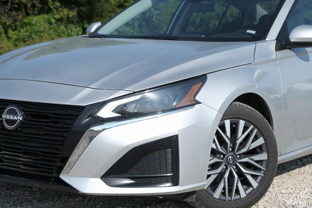 Photo of 2023 Brilliant Silver Metallic Nissan Altima
