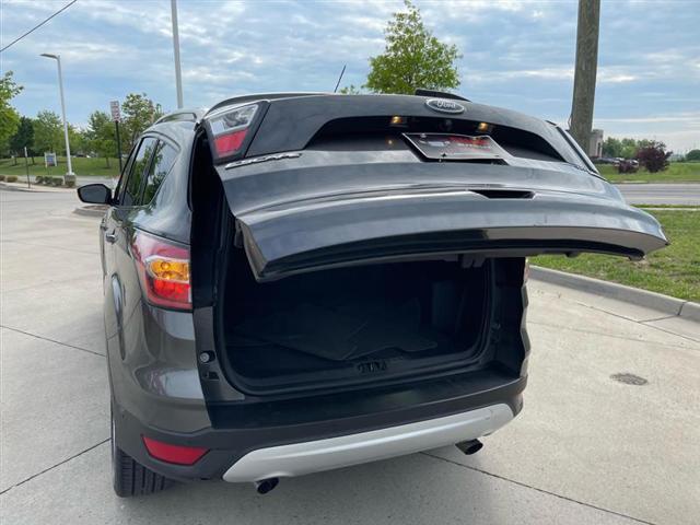 Photo of 2017 Gray Ford Escape