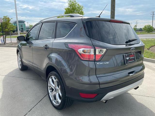 Photo of 2017 Gray Ford Escape