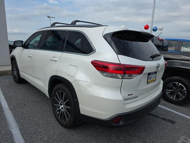 Photo of 2018 White Toyota Highlander