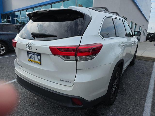 Photo of 2018 White Toyota Highlander