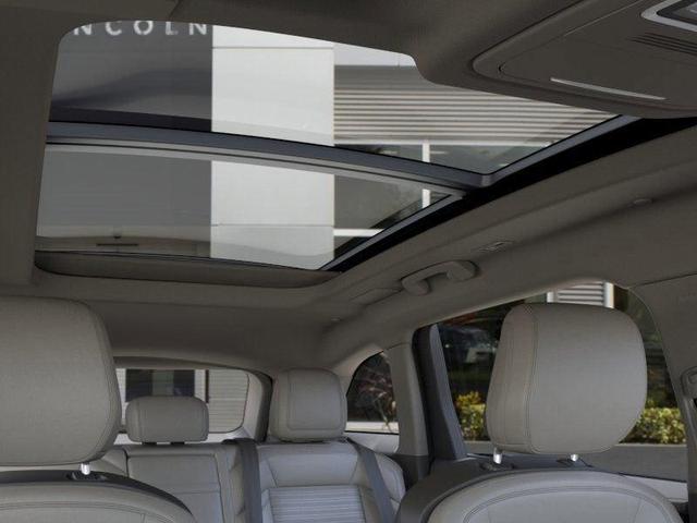 Photo of 2025 White Platinum Metallic Tri-Coat Lincoln Nautilus