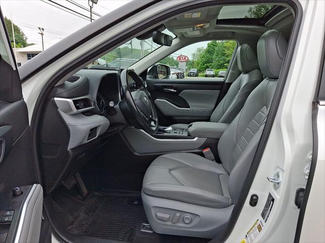 Photo of 2021 Blizzard Pearl Toyota Highlander