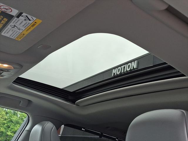 Photo of 2021 Blizzard Pearl Toyota Highlander