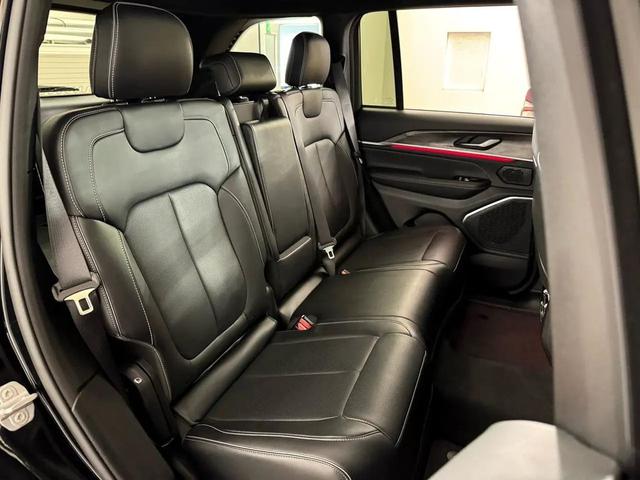 Photo of 2023 Diamond Black Crystal Pearl Jeep Grand Cherokee