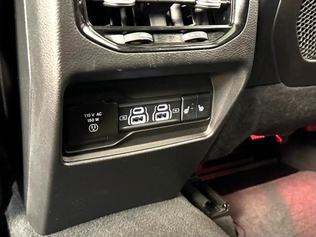 Photo of 2023 Diamond Black Crystal Pearl Jeep Grand Cherokee