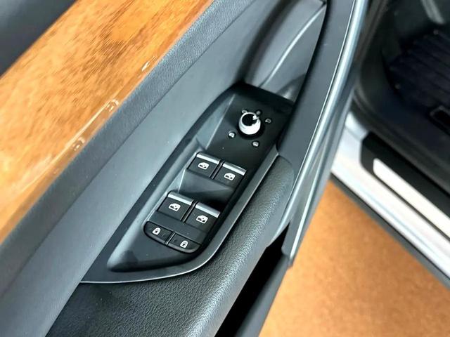 Photo of 2023 Florett Silver Metallic Audi Q5