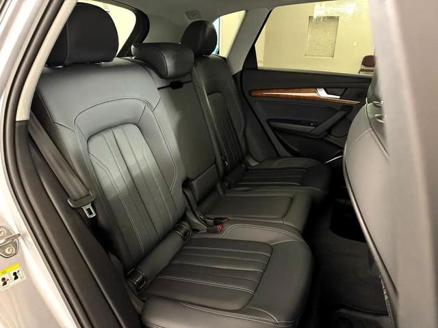 Photo of 2023 Florett Silver Metallic Audi Q5