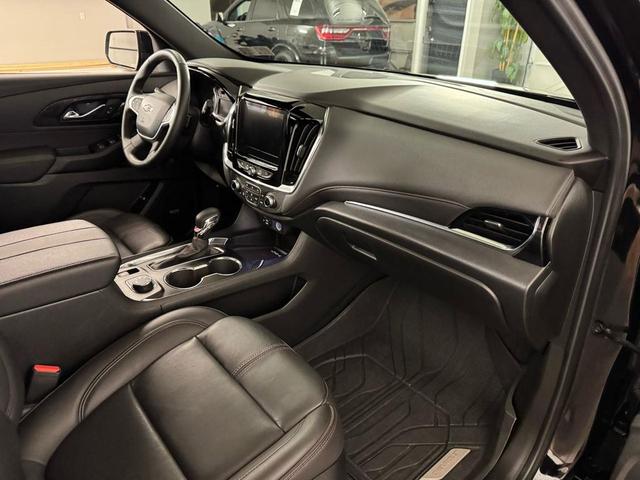 Photo of 2023 Mosaic Black Metallic Chevrolet Traverse