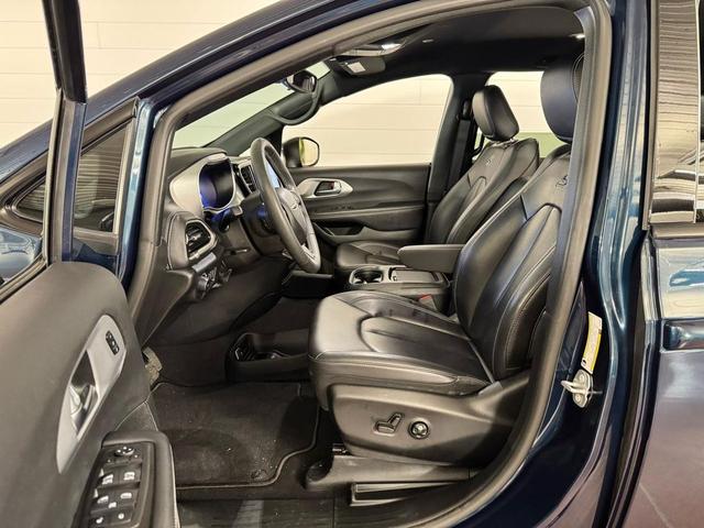 Photo of 2023 Fathom Blue Pearl Chrysler Pacifica