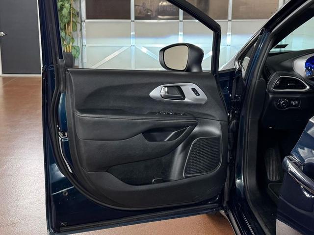 Photo of 2023 Fathom Blue Pearl Chrysler Pacifica