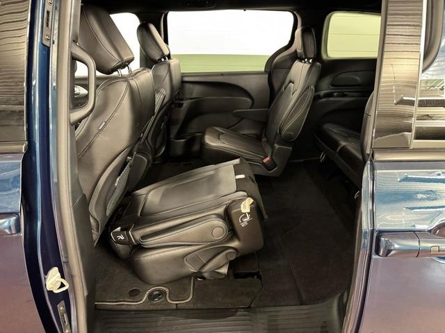 Photo of 2023 Fathom Blue Pearl Chrysler Pacifica