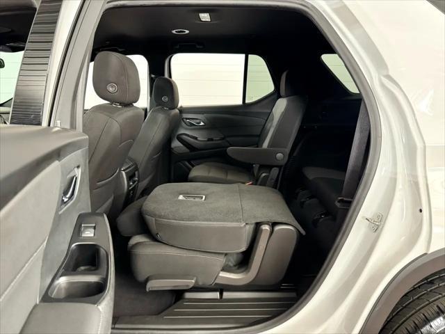 Photo of 2022 Summit White Chevrolet Traverse