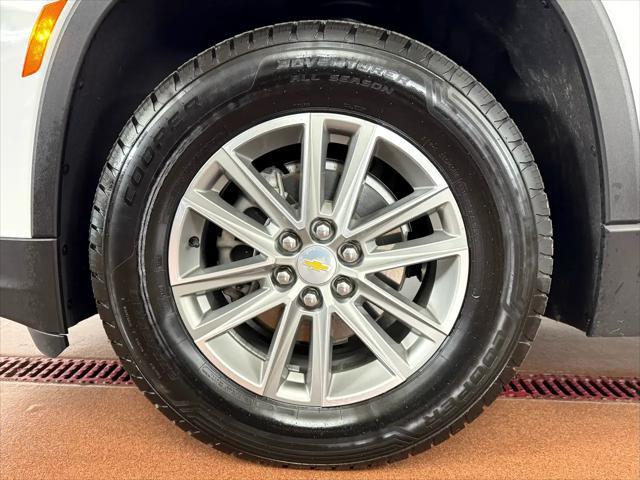 Photo of 2022 Summit White Chevrolet Traverse