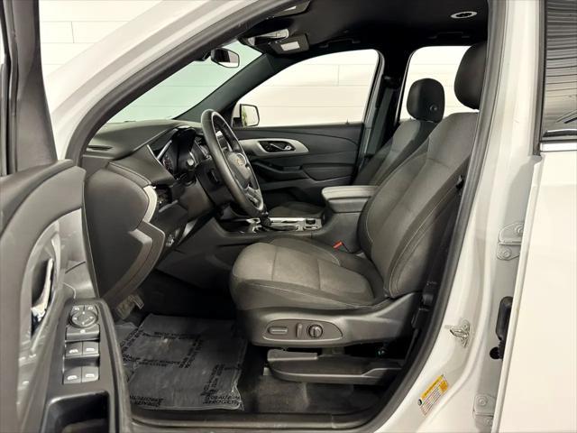 Photo of 2022 Summit White Chevrolet Traverse