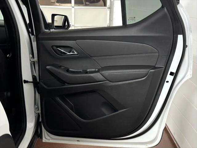 Photo of 2022 Summit White Chevrolet Traverse