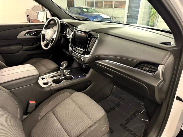 Photo of 2022 Summit White Chevrolet Traverse