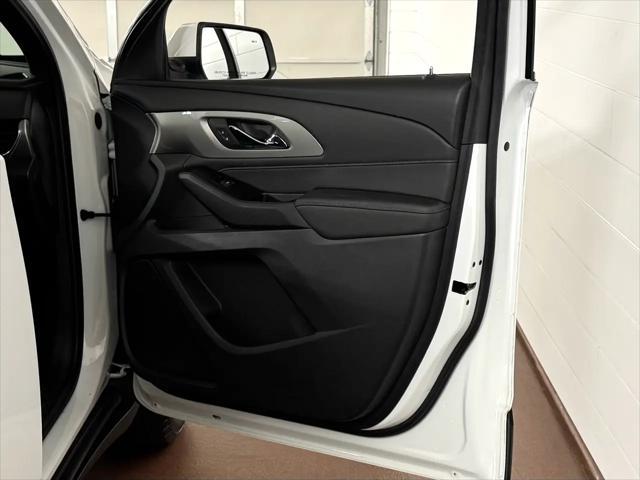 Photo of 2022 Summit White Chevrolet Traverse