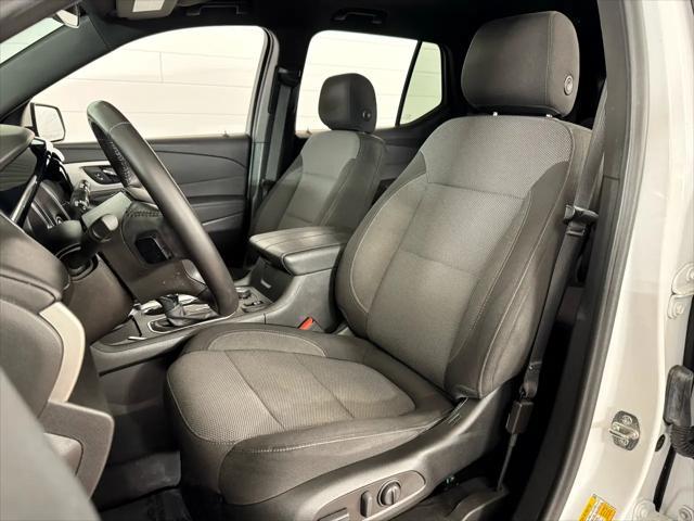 Photo of 2022 Summit White Chevrolet Traverse