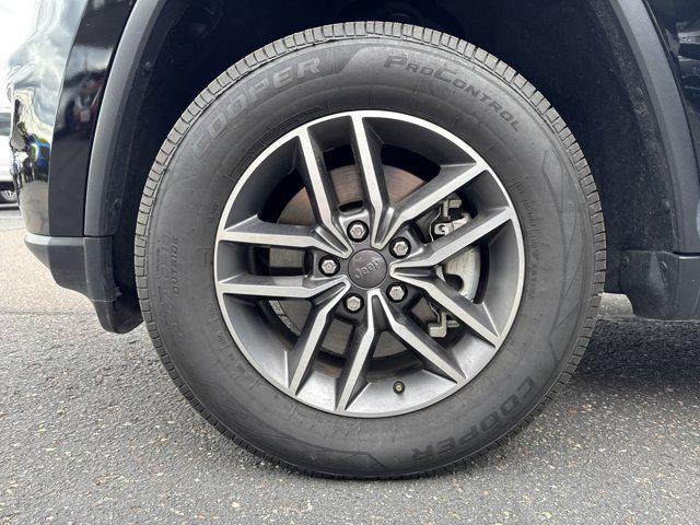 Photo of 2022 Diamond Black Crystal Pearlcoat Jeep Grand Cherokee