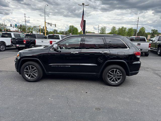 Photo of 2022 Diamond Black Crystal Pearlcoat Jeep Grand Cherokee