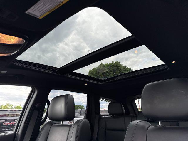 Photo of 2022 Diamond Black Crystal Pearlcoat Jeep Grand Cherokee