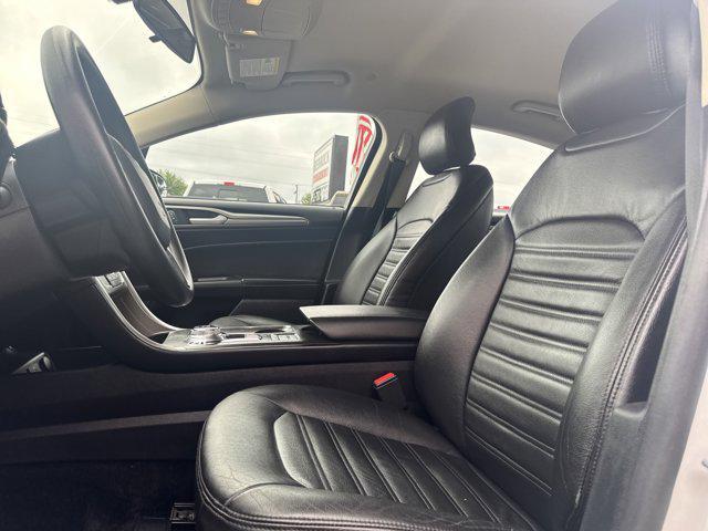 Photo of 2018 Oxford White Ford Fusion Hybrid