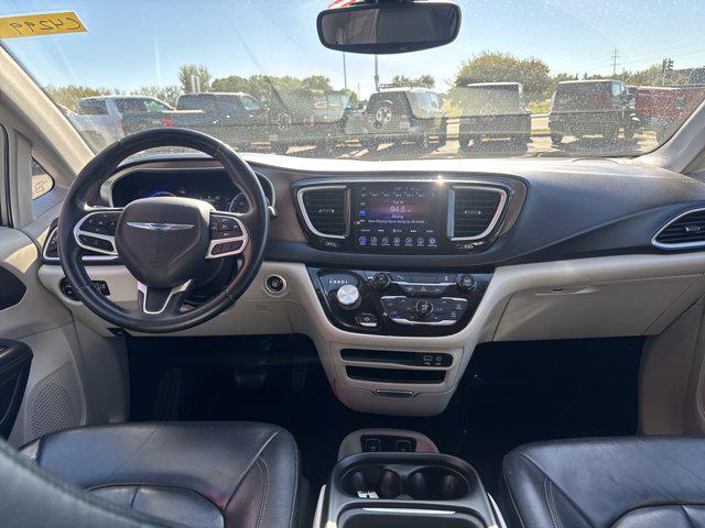 Photo of 2017 Billet Silver Metallic Clearcoat Chrysler Pacifica
