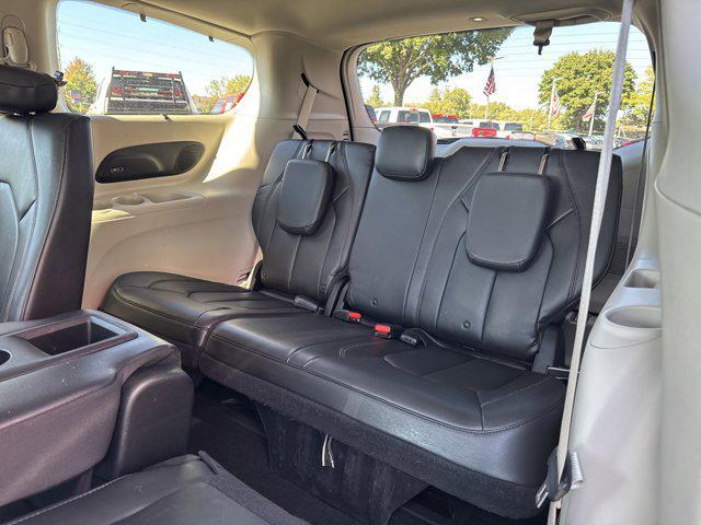 Photo of 2017 Billet Silver Metallic Clearcoat Chrysler Pacifica