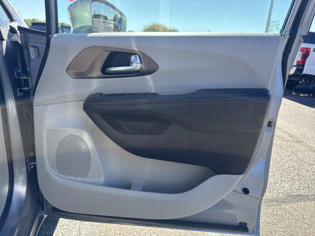 Photo of 2017 Billet Silver Metallic Clearcoat Chrysler Pacifica