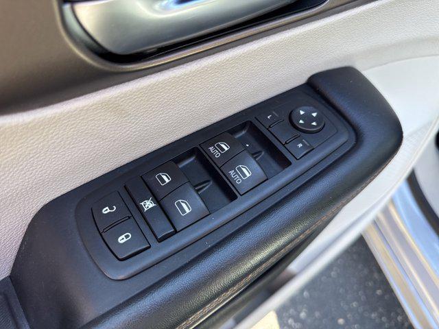Photo of 2017 Billet Silver Metallic Clearcoat Chrysler Pacifica