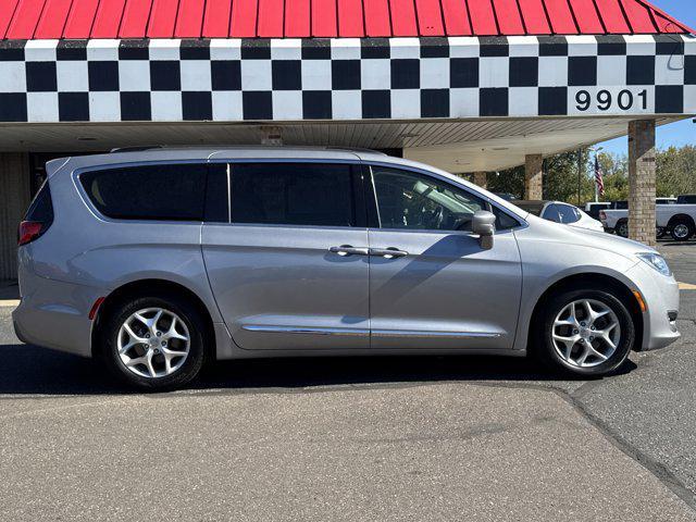 Photo of 2017 Billet Silver Metallic Clearcoat Chrysler Pacifica
